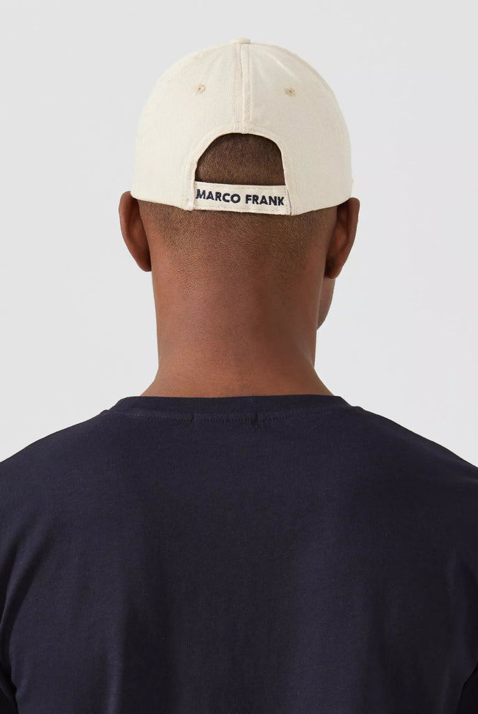 Marco Frank - Kaarle: Casquette Avec Logo de Coq Emblématique Brodé en Contraste - Ecru