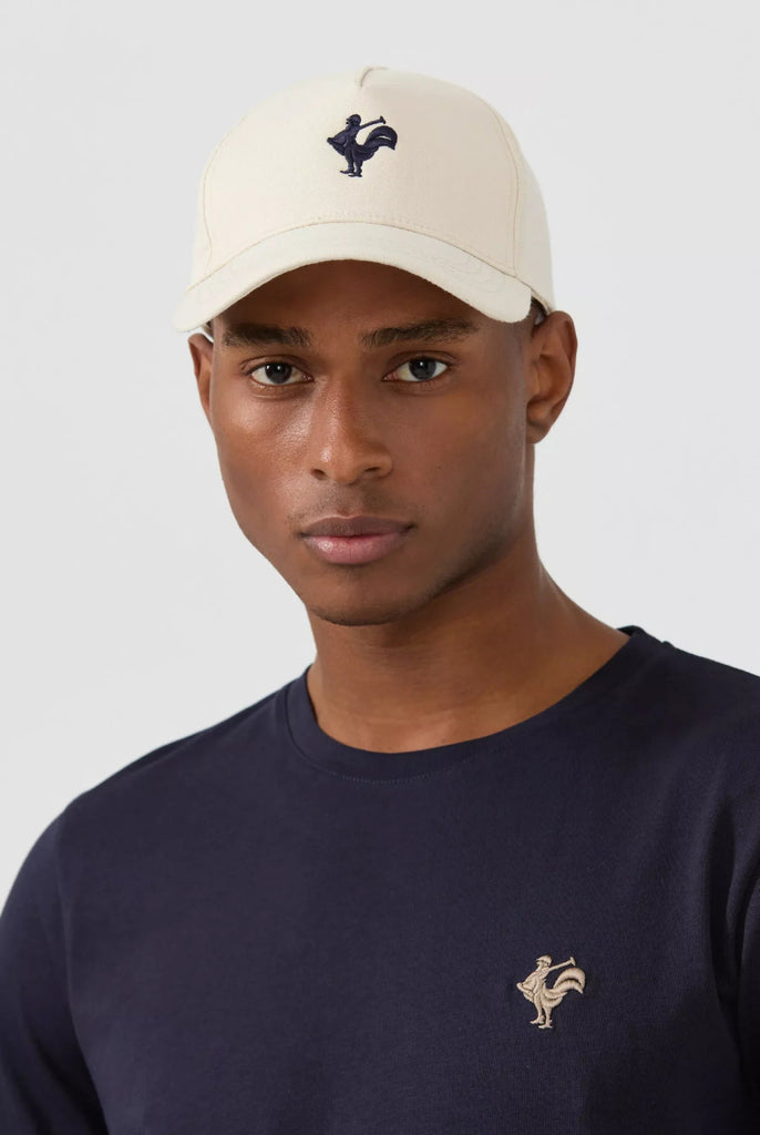 Marco Frank - Kaarle: Casquette Avec Logo de Coq Emblématique Brodé en Contraste - Ecru