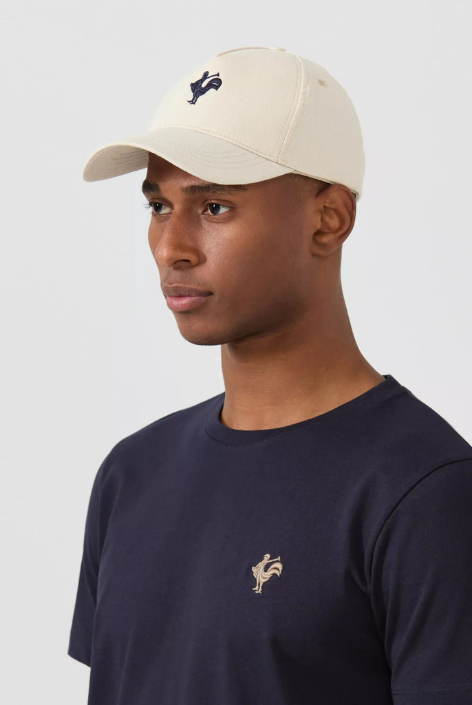 Marco Frank - Kaarle: Casquette Avec Logo de Coq Emblématique Brodé en Contraste - Ecru