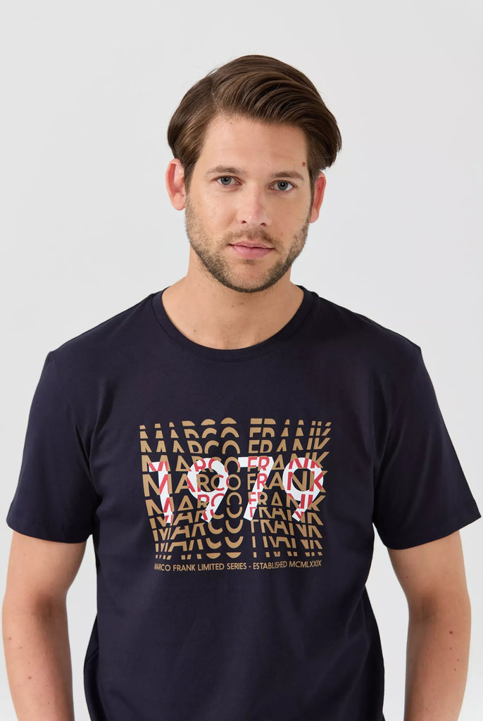 Marco Frank - Gable: T-shirt Avec Typographie 1979 - Bleu Marine